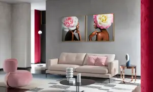 Elegancki salon z sofą, fotelem i obrazami kobiet z kwiatami we włosach. W tle widać ścianę w kolorze magenta.