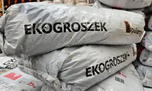 Stos worków z napisem Eko Groszek. Sprawdź aktualną eko groszek cena i wybierz najlepszą ofertę.