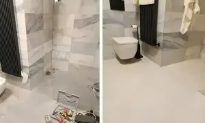 Łazienka po remoncie: nowa podłoga i zamontowana miska WC. Wcześniej widoczne narzędzia do klejenia płytek na płytki.