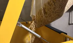 Wsypywanie pelletu do zasobnika. Szukasz odpowiedzi, jaki piec na pellet do domu 120m2?