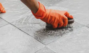 Jak wyczyścić kafelki pod prysznicem i przywrócić im blask bez chemii