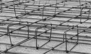 Siatka zbrojenia, gotowa do zalania betonem. Stalowe pręty tworzą solidną konstrukcję, zapewniając wytrzymałość budowli.