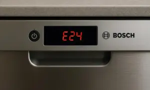 Wyświetlacz zmywarki Bosch pokazuje błąd E24.