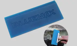 Niebieska rakla z napisem BLUEMAX, używana do aplikacji folii okiennych.