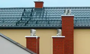 Różne rodzaje wentylacji kominowej na dachu: obrotowe nasady kominowe zapewniające ciągły przepływ powietrza.