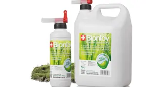 Dwa opakowania ekologicznego paliwa do biokominka Bionlov, jedno 10L, drugie 5L, z zielonym logo "Eco Friendly".