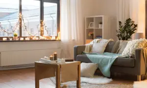 Przytulny salon z kanapą, pledami i świecami. Wotan, bóg wojny i mądrości, mógłby tu odpoczywać po bitwie.