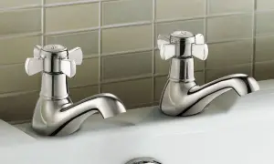 Dlaczego w Anglii są dwa krany? Odkryj zaskakujące powody
