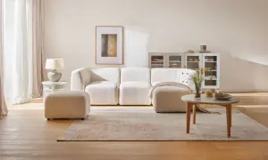 Jasne, oto propozycja:

Jasne, neutralne kolory ścian do salonu tworzą przytulną atmosferę. Miękka sofa, dywan i drewniane meble dopełniają aranżację.