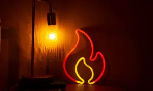 Neonowy płomień i lampa stołowa. Czy grzejnik na podczerwień ma wady?