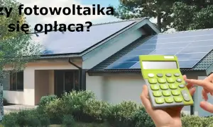 Dom z instalacją fotowoltaiczną na dachu. Obok kalkulator, sugerujący opłacalność inwestycji.