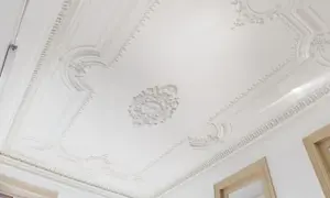 Elegancki sufit z bogatą sztukaterią. Sprawdź, jaka jest montaż sztukaterii cena i odmień swoje wnętrze.