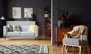 Nowoczesny salon z szarą kanapą i fotelem w kratkę. Ściany w kolorze ral 7016 jaki to kolor? Głęboki grafit, idealnie komponuje się z drewnianymi meblami.