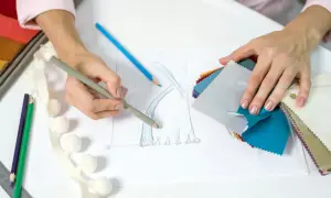 Projektantka wybiera tkaniny do stworzenia eleganckiej draperia.