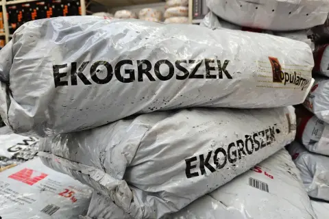 Stos worków z napisem Eko Groszek. Sprawdź aktualną eko groszek cena i wybierz najlepszą ofertę.