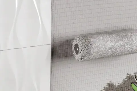 Rolka do nanoszenia folii w płynie, która pozwala na późniejsze położenie płytek.