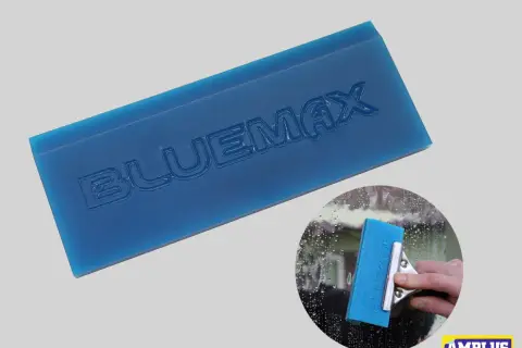 Niebieska rakla z napisem BLUEMAX, używana do aplikacji folii okiennych.