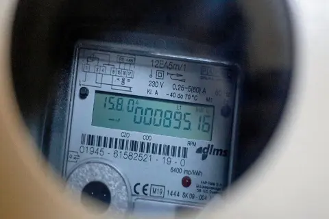 Cyfrowy licznik prądu pokazuje 895,16 kWh. Jak odczytać licznik prądu Tauron? To proste, odczyt jest widoczny na wyświetlaczu.