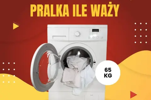 Biała pralka z otwartymi drzwiczkami i załadunkiem prania. Obok widnieje napis "65 KG", odpowiadający na pytanie, ile waży pralka.
