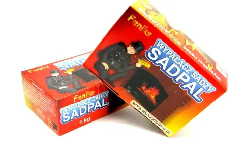 Dwie czerwone paczki "SADPAL" z kominiarzem i płonącym kominkiem. Produkt do usuwania sadzy.