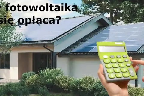 Dom z instalacją fotowoltaiczną na dachu. Obok kalkulator, sugerujący opłacalność inwestycji.
