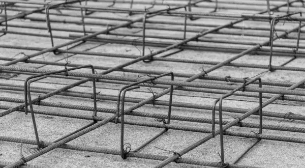 Siatka zbrojenia, gotowa do zalania betonem. Stalowe pręty tworzą solidną konstrukcję, zapewniając wytrzymałość budowli.