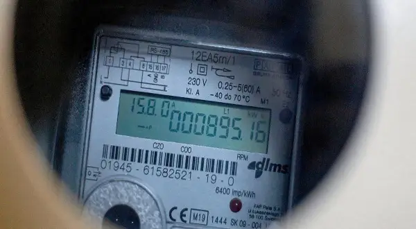 Cyfrowy licznik prądu pokazuje 895,16 kWh. Jak odczytać licznik prądu Tauron? To proste, odczyt jest widoczny na wyświetlaczu.