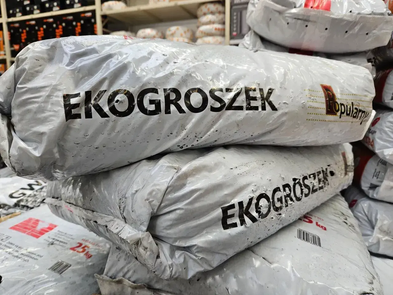 Stos worków z napisem Eko Groszek. Sprawdź aktualną eko groszek cena i wybierz najlepszą ofertę.