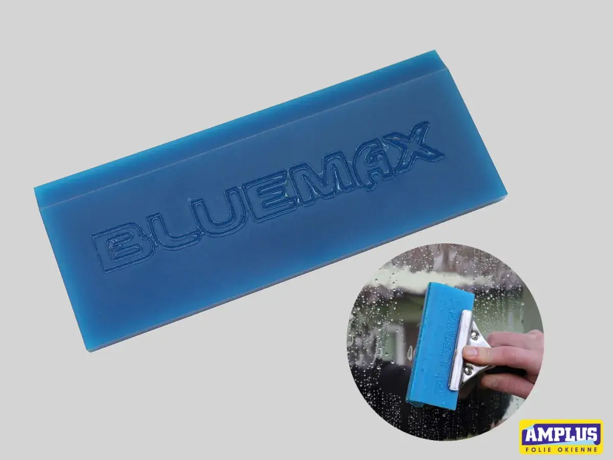 Niebieska rakla z napisem BLUEMAX, używana do aplikacji folii okiennych.