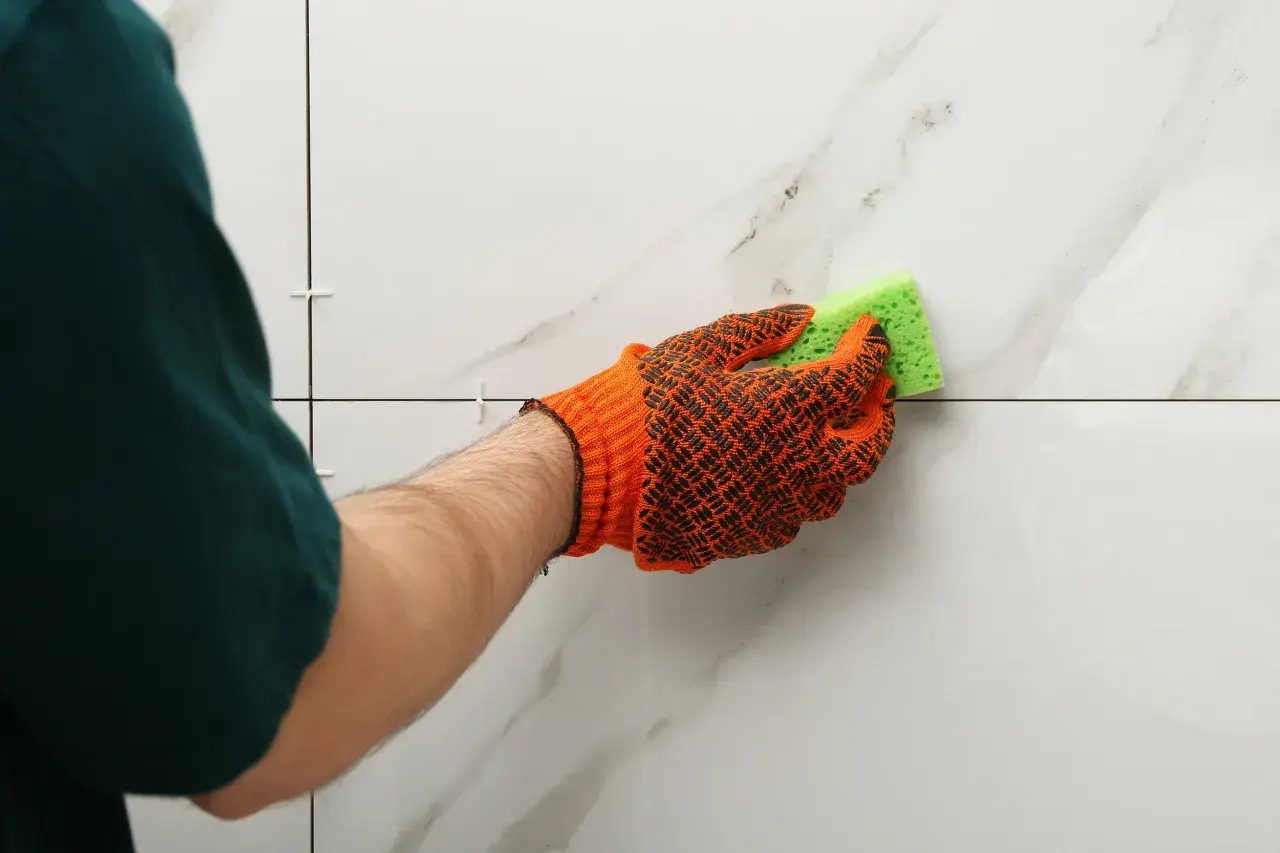 Jak usunąć klej z kamienia dekoracyjnego bez uszkodzeń i stresu