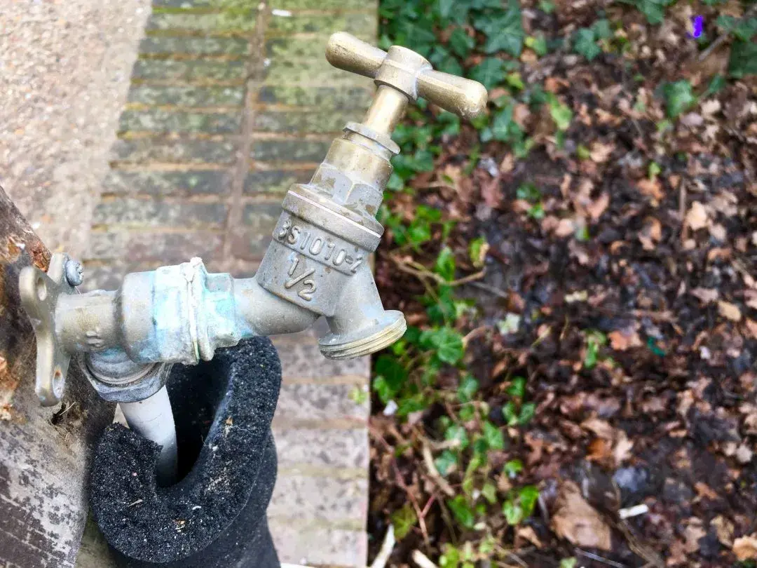 Jak zabezpieczyć kran na zewnątrz przed mrozem i uszkodzeniami zimą