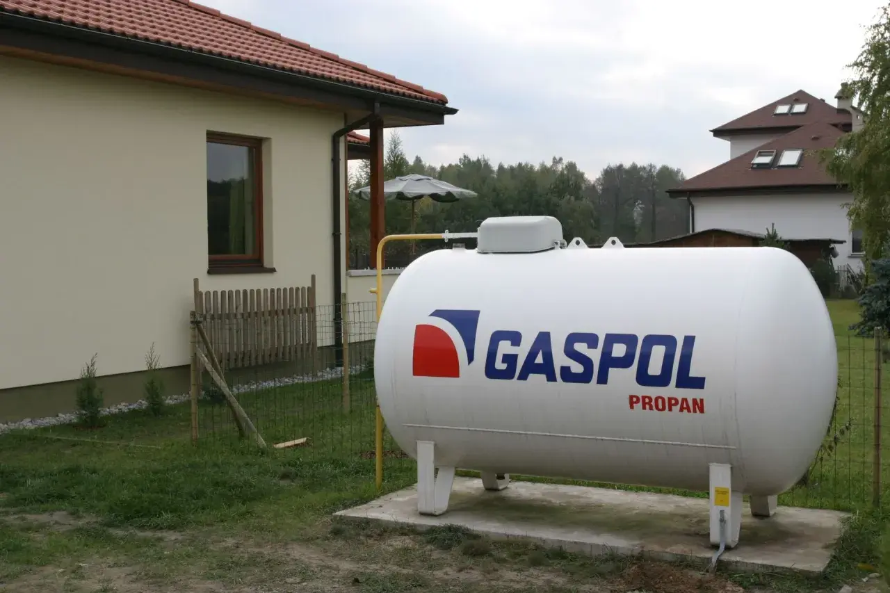 Duży zbiornik na gaz propan marki GASPOL. Sprawdź aktualną cenę gazu propan dla Twojego domu.