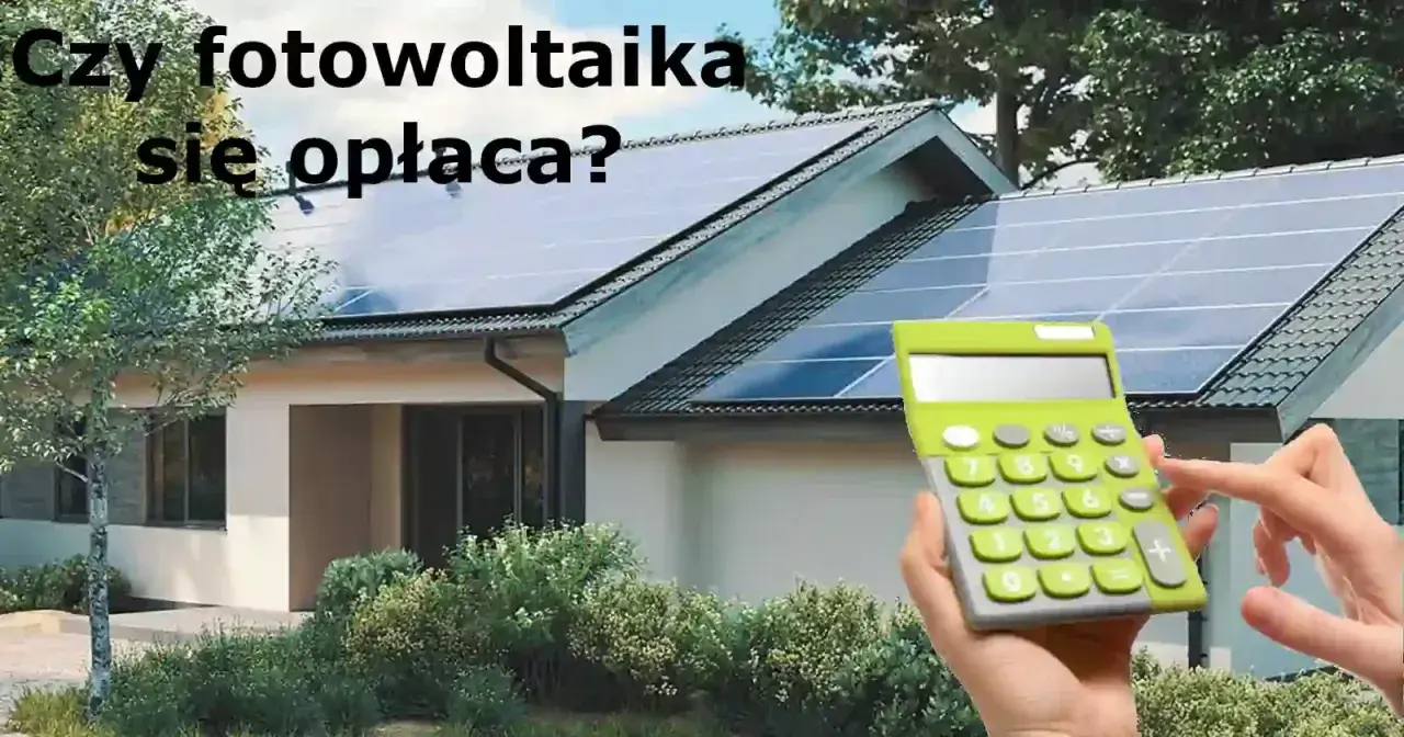 Dom z instalacją fotowoltaiczną na dachu. Obok kalkulator, sugerujący opłacalność inwestycji.