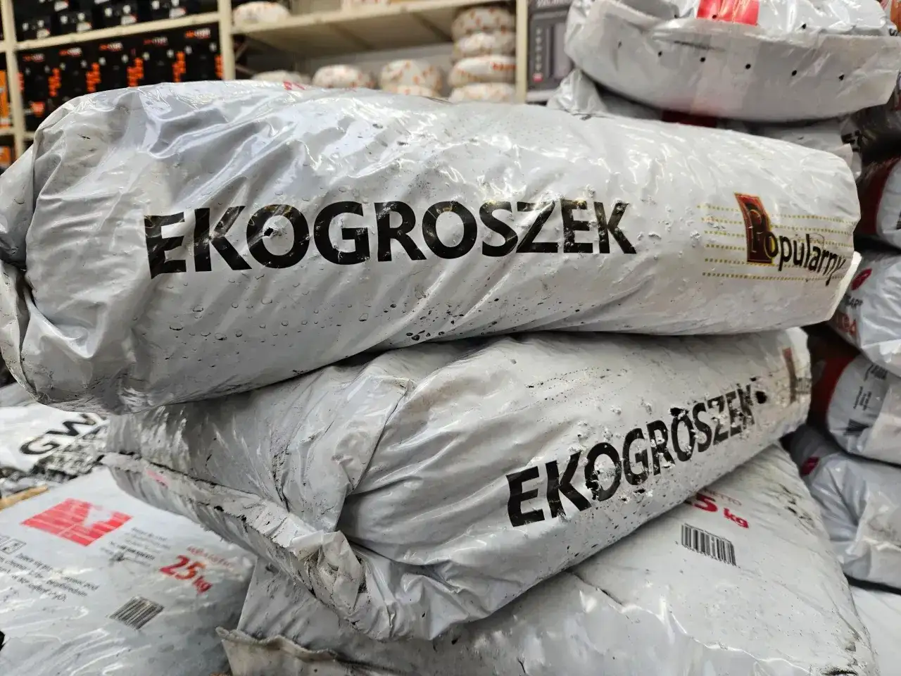 Stos worków z napisem Eko Groszek. Sprawdź aktualną eko groszek cena i wybierz najlepszą ofertę.
