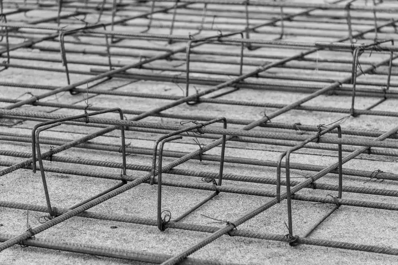 Siatka zbrojenia, gotowa do zalania betonem. Stalowe pręty tworzą solidną konstrukcję, zapewniając wytrzymałość budowli.