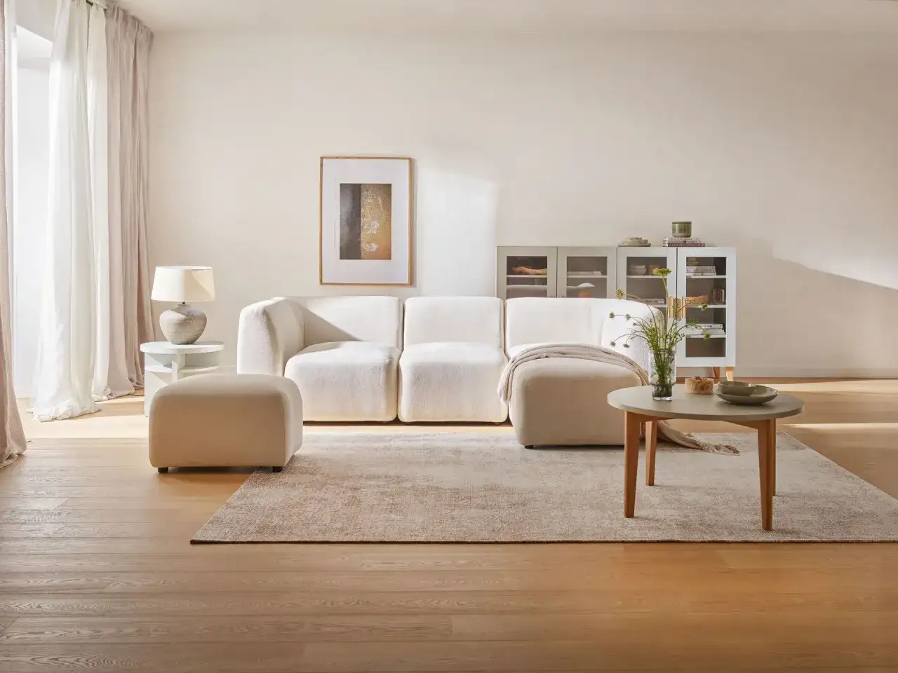 Jasne, oto propozycja:

Jasne, neutralne kolory ścian do salonu tworzą przytulną atmosferę. Miękka sofa, dywan i drewniane meble dopełniają aranżację.