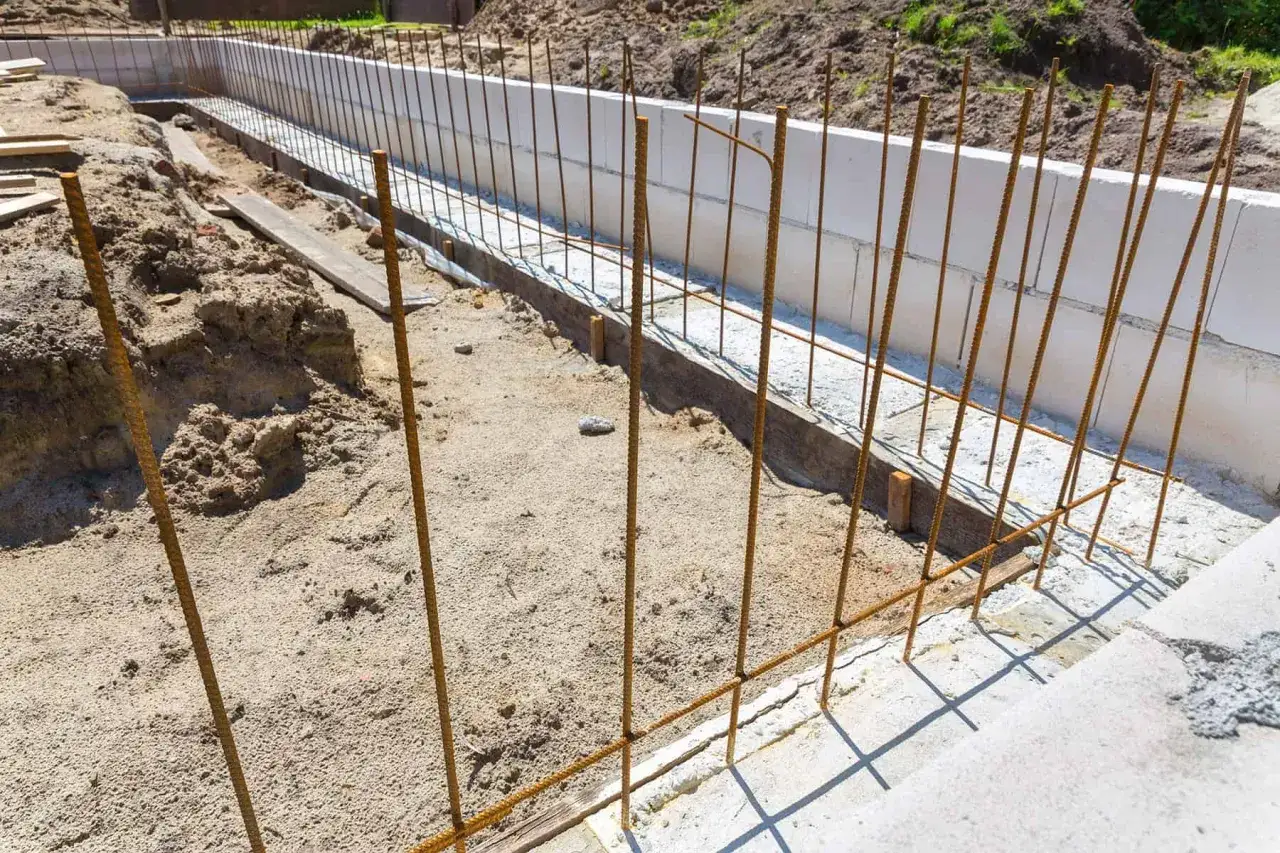 Budowa fundamentów: pionowe i poziome zbrojenie stalowe czeka na beton.