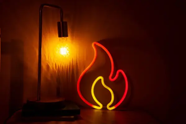 Neonowy płomień i lampa stołowa. Czy grzejnik na podczerwień ma wady?