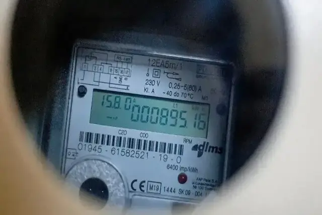 Cyfrowy licznik prądu pokazuje 895.16 kWh. Dowiedz się, jak odczytać licznik prądu g11, by kontrolować zużycie.
